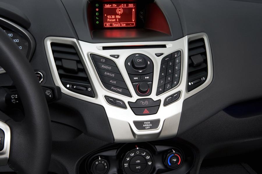  Ford Fiesta Sedan 2010 года  (US) (фото 4 из 21)